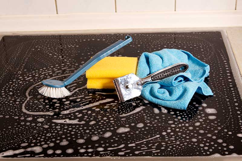 Nettoyer une plaque à induction : les méthodes efficaces