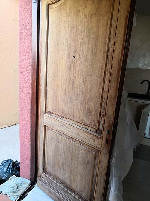Comment poser une porte d'entrée en bois ?